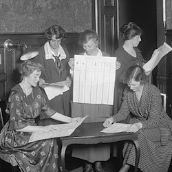 Suffragettes Voting